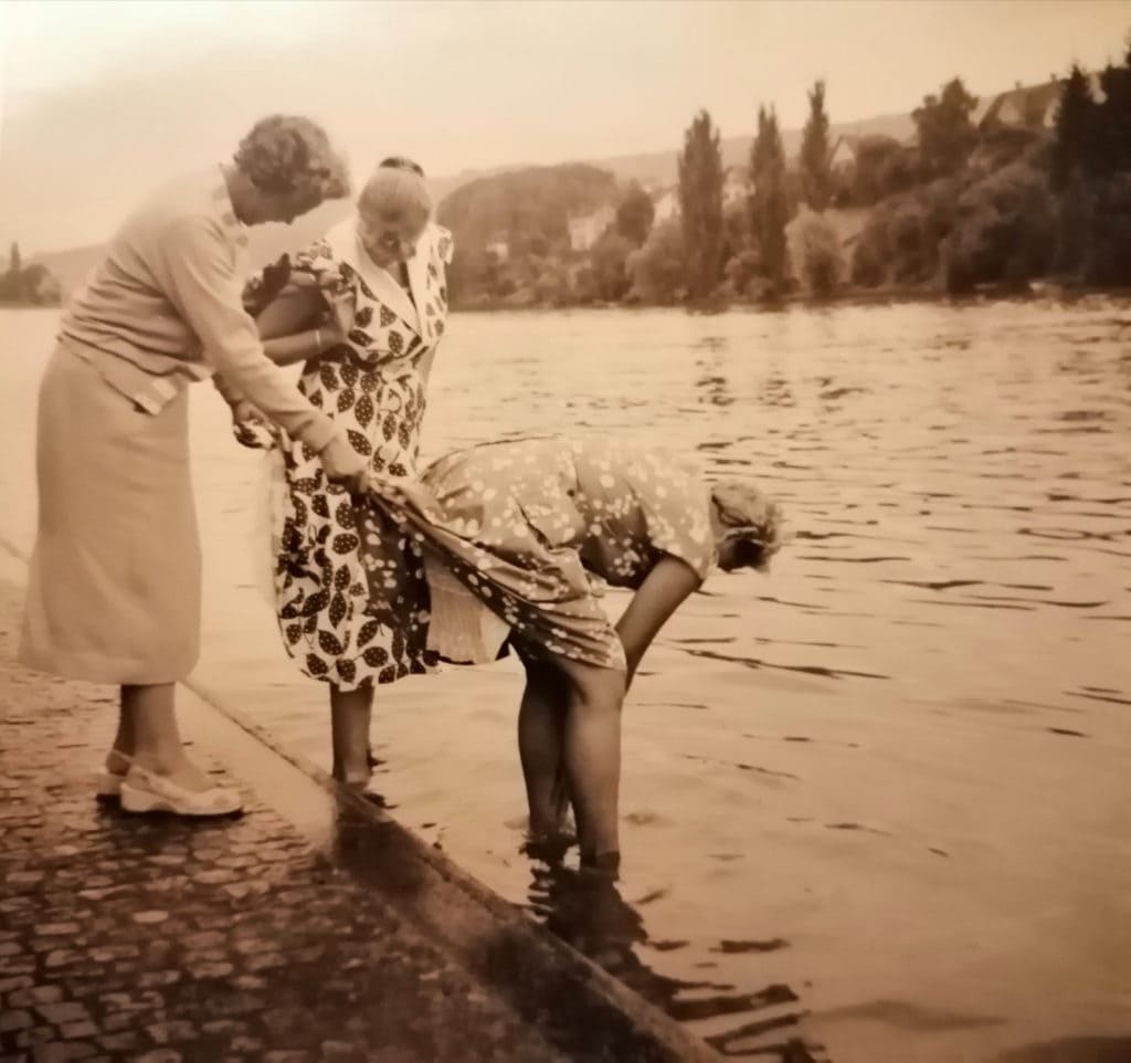 Familie beim Baden am See